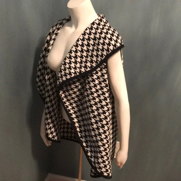 Mudpie Holden Houndstooth blanket vest black white - Picture 4 of 8